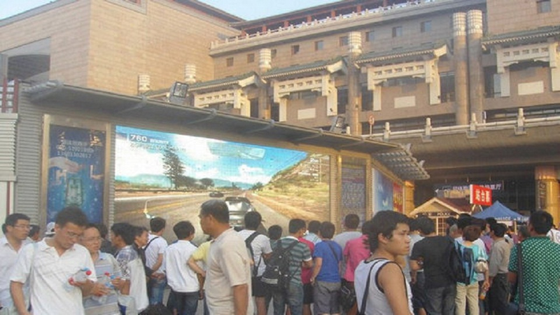 Illustration for article titled Rich Chinese Man Shows Off At Train Station with Video Games